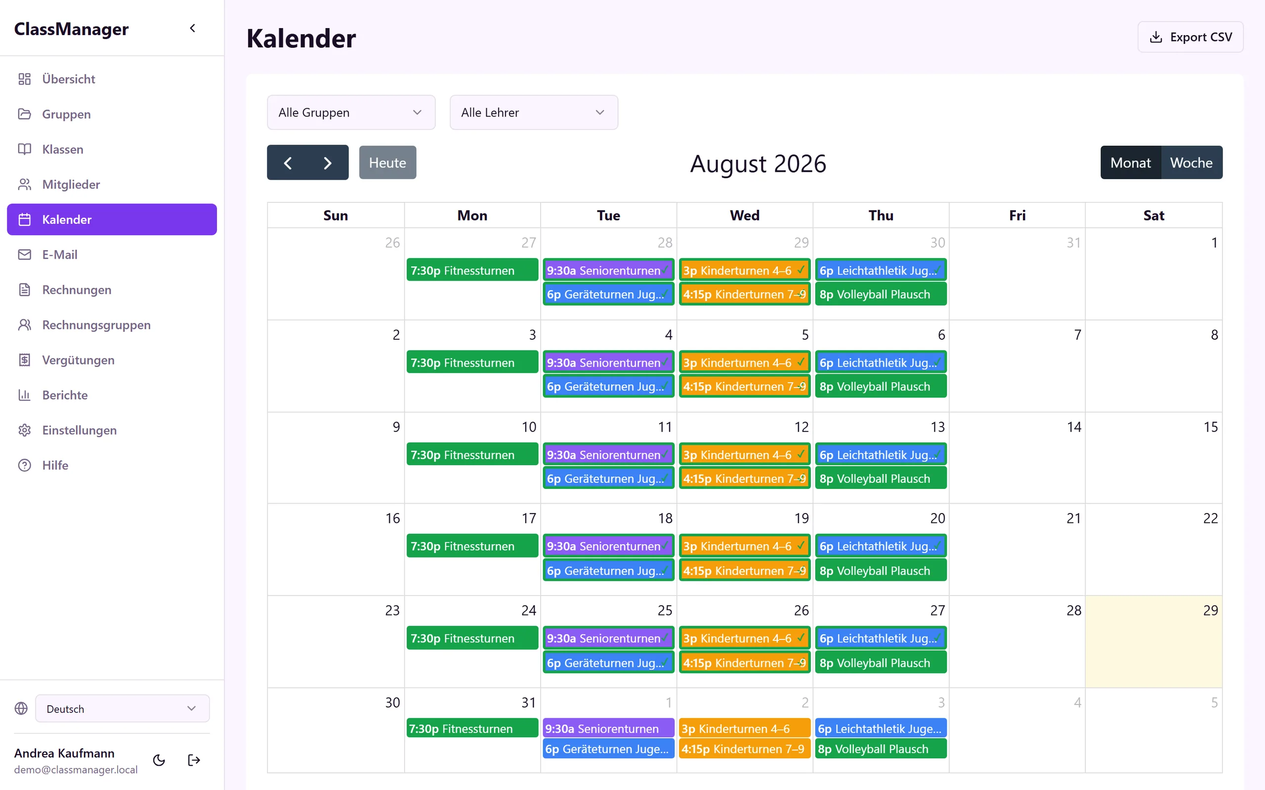 Kalender in der Monatsansicht: Lektionen als farbige Einträge, nach Gruppe eingefärbt, mit Uhrzeit und Kursnamen.