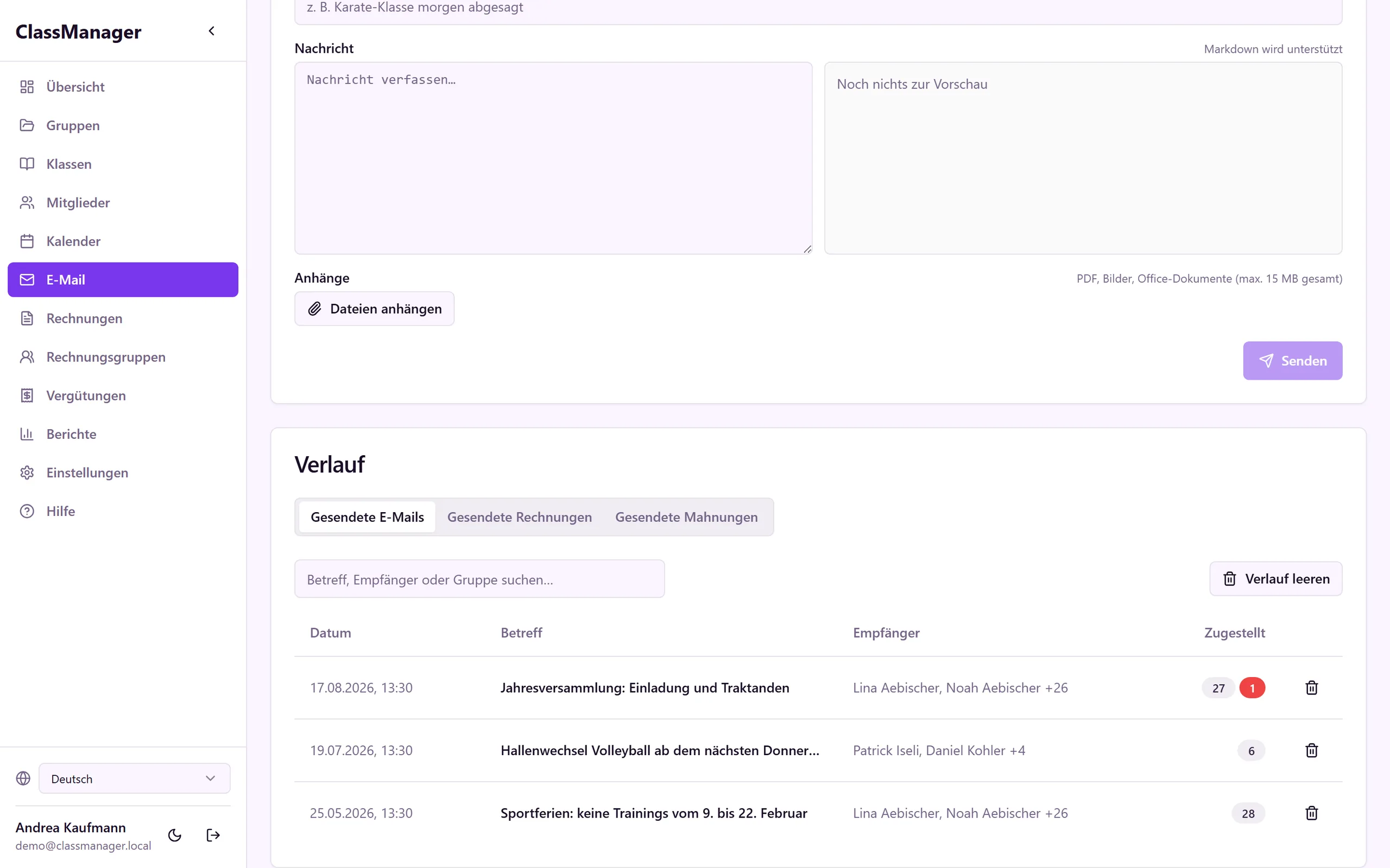 Mail-Seite: oben das Kompositionsfeld mit Empfängerauswahl, Markdown-Nachricht und Anhängen, darunter der Verlauf mit den Registern für gesendete Mails, Rechnungen und Mahnungen samt Status je Empfänger.
